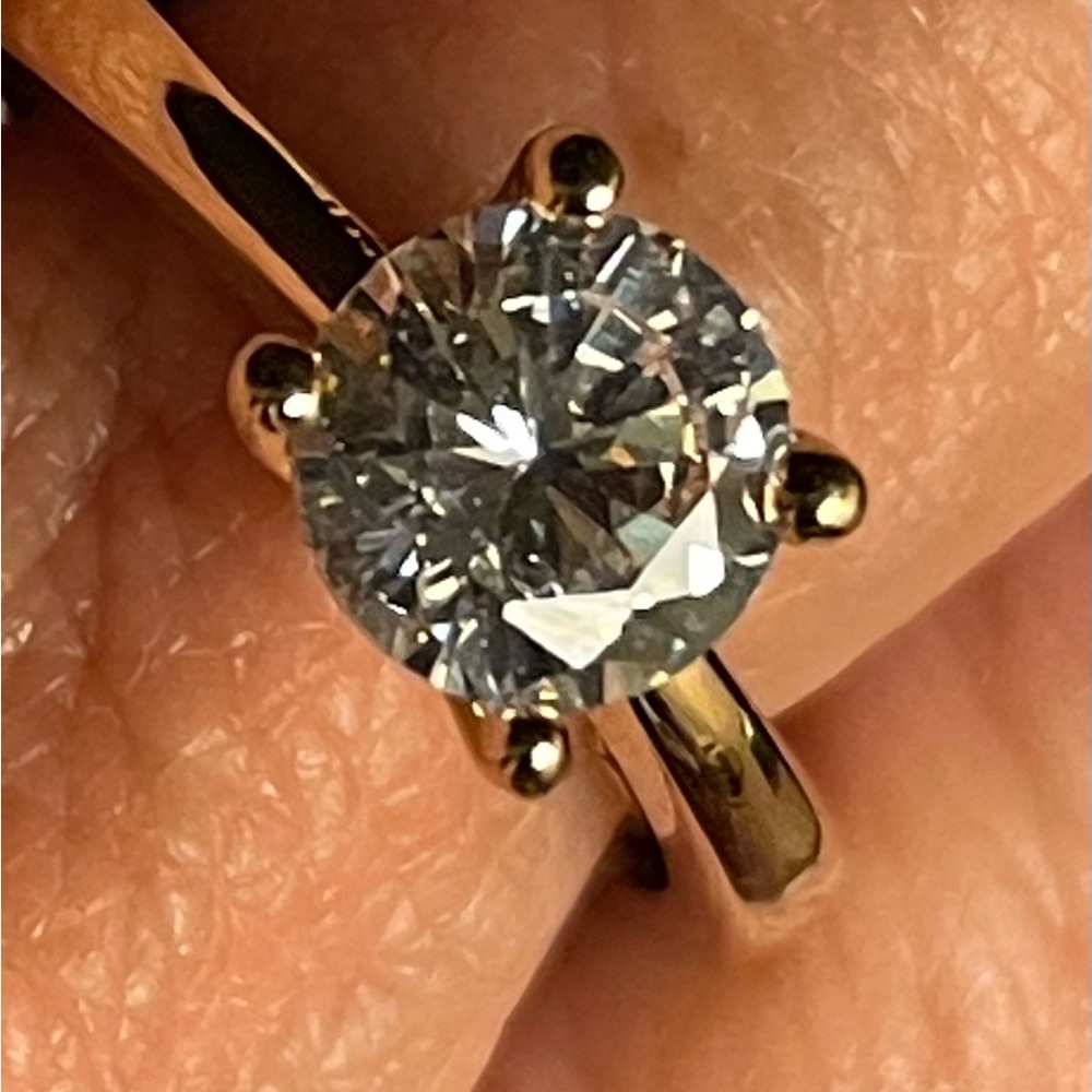 NIB Sparkling CZ Solitaire Ring. Small. Goldtone.✨